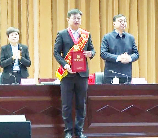 山東偉業(yè)集團(tuán)董事長(zhǎng)閔彬彬獲評(píng)“突出貢獻(xiàn)企業(yè)家”稱(chēng)號(hào)